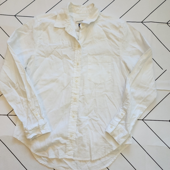 Universal Thread Tops - Universal Thread women's white button-down long-sleeve shirt, size XS.